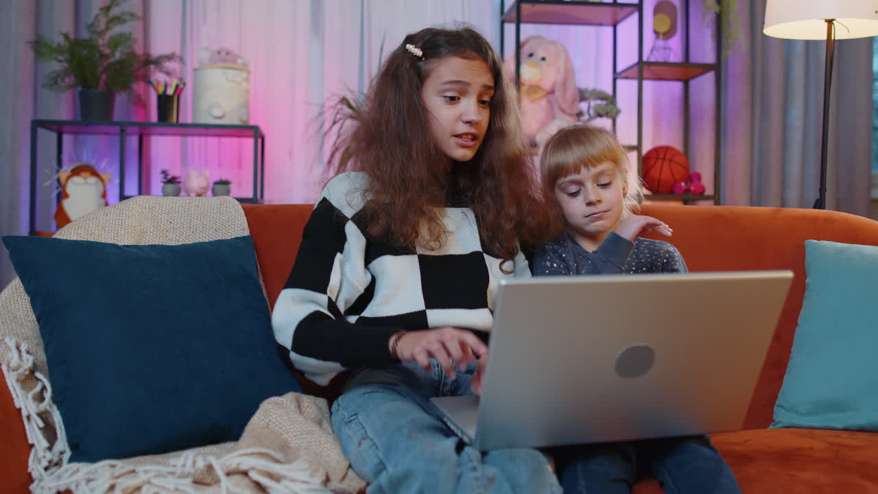 hermanos niños niñas jugando juegos en la computadora portátil pierde, resultados de la lotería, malas noticias, pérdida de fortuna, falla