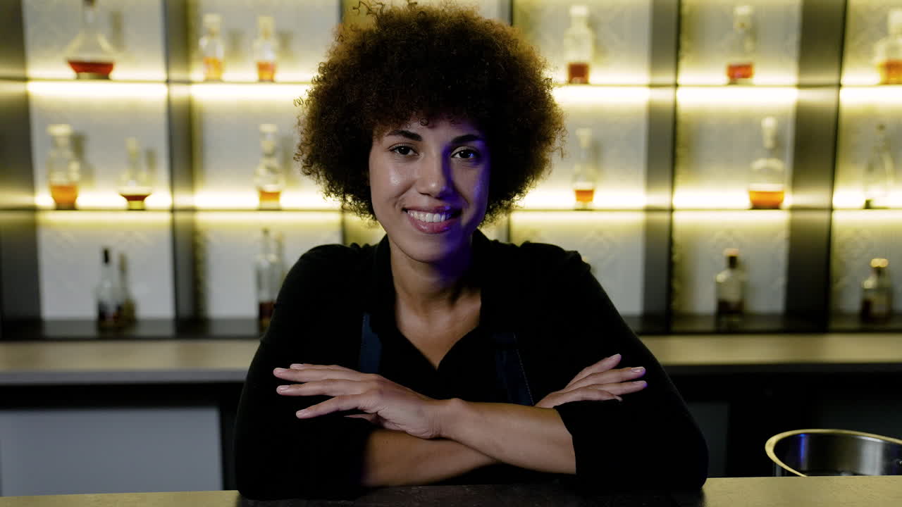 camarero en el mostrador del bar