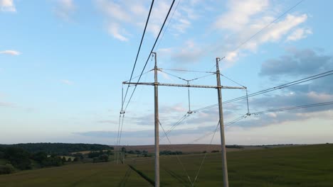 torre con líneas eléctricas para la transferencia de electricidad de alto voltaje ubicada en el campo de maíz agrícola. concepto de suministro de energía eléctrica