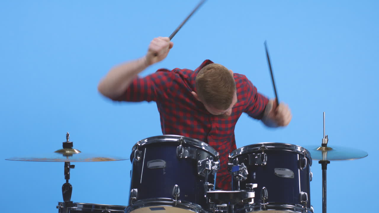 hombre tocando la batería