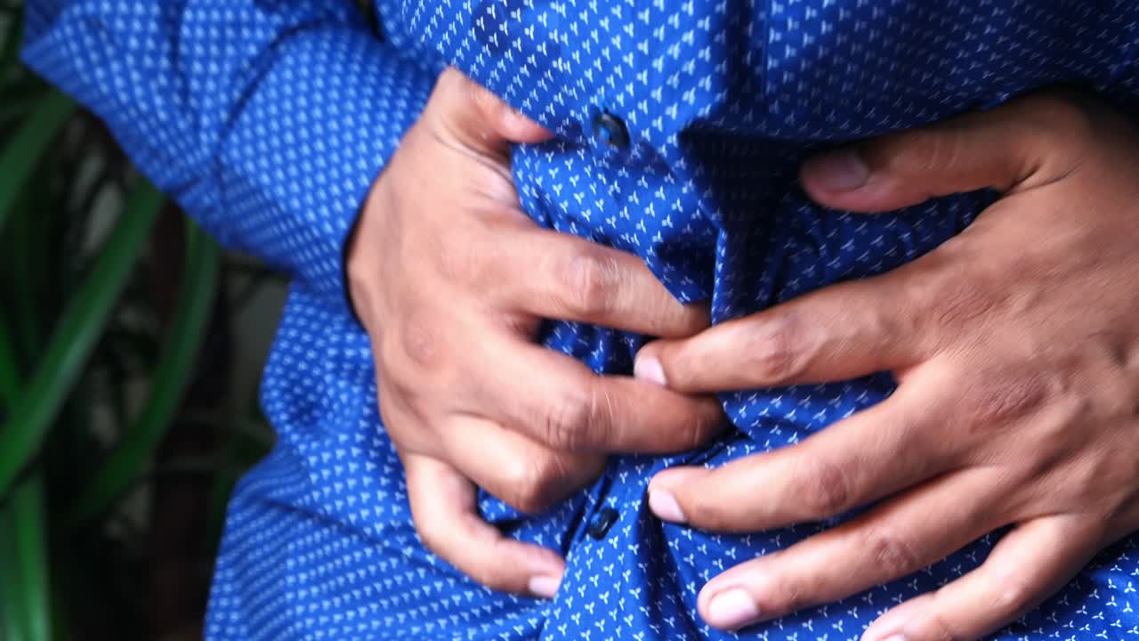 hombre con dolor de estómago