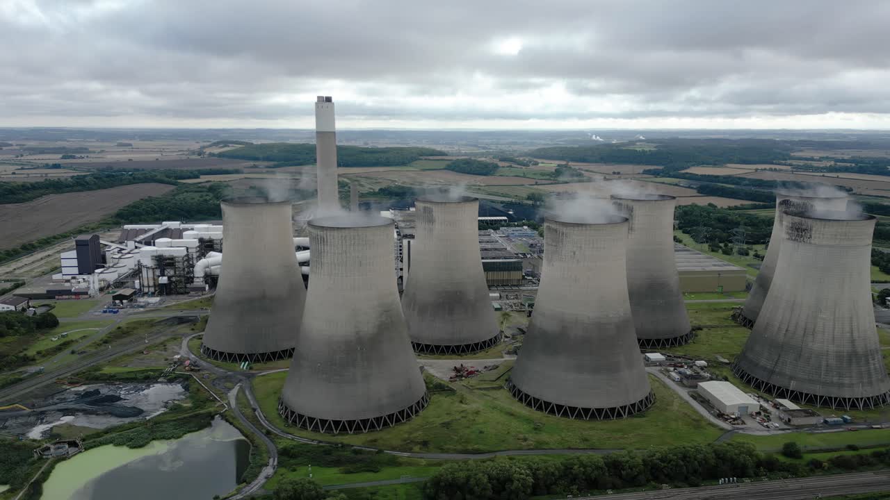 vista aérea de la chimenea de la central eléctrica de ratcliffe-on-soar emitiendo vapor en el campo de nottingham