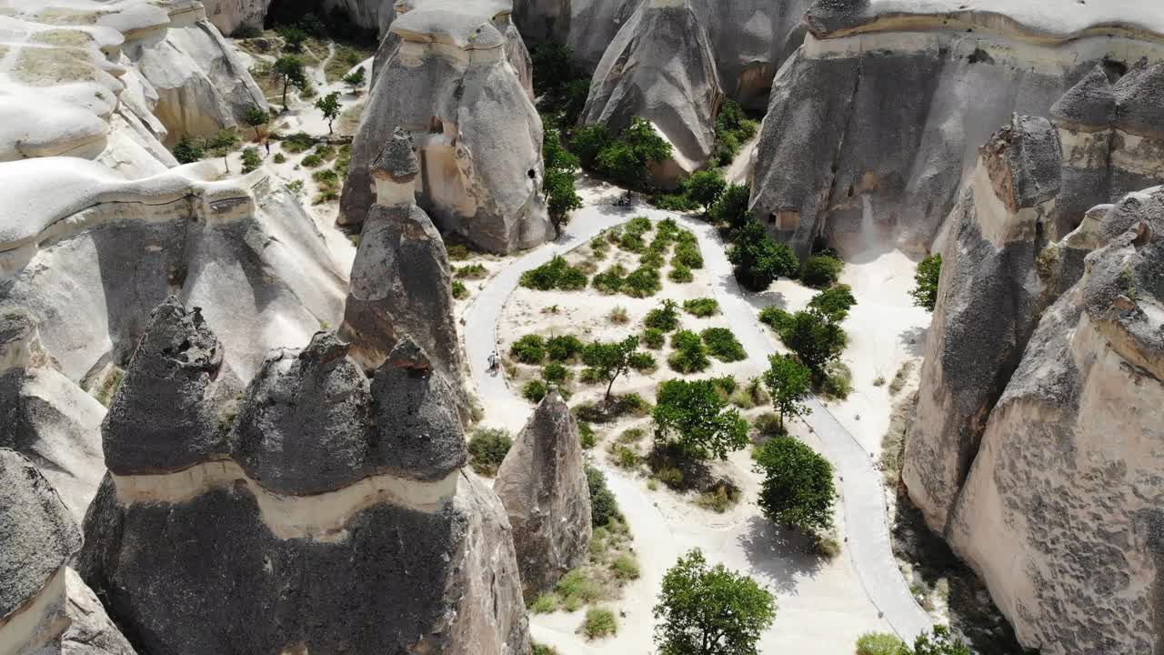 카파도키의 유명한 요정 굴뚝 위를 비행하는 매빅 항공