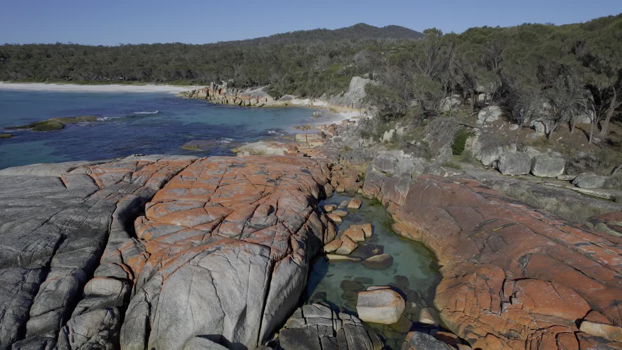Massi rocciosi a Cosy Corner in Tasmania, Australia - Scatto con drone