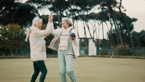 Seniorinnen,-High-Five-Und-Park-Zum-Bowling