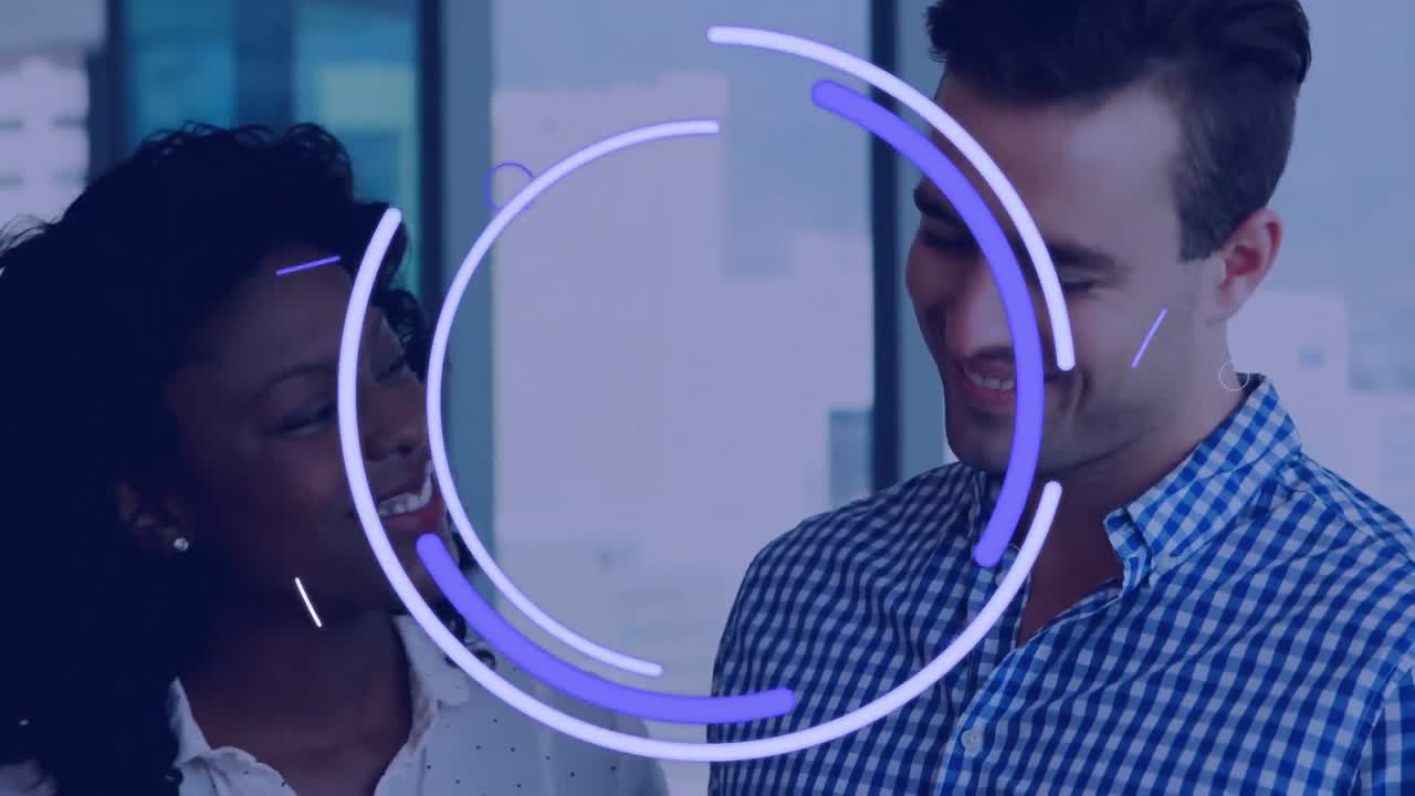 icono de ojo y formas abstractas que se mueven contra colegas de oficina que usan dispositivos electrónicos