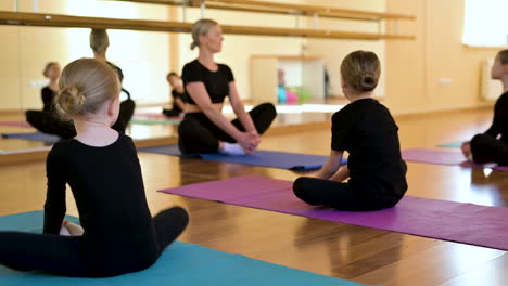 vista de atrás de los niños en la clase de baile clásico