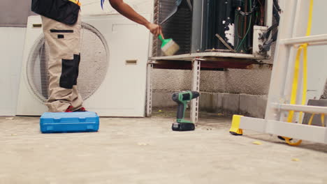 engineer in air conditioner maintenance