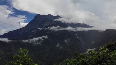 imágenes de drones del monte kinabalu que vuelan a través de los árboles y revelan la selva tropical debajo