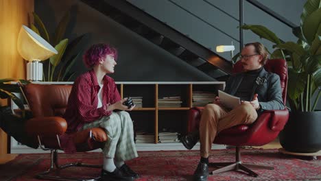 girl with prosthetic arm getting advice from psychologist on therapy session