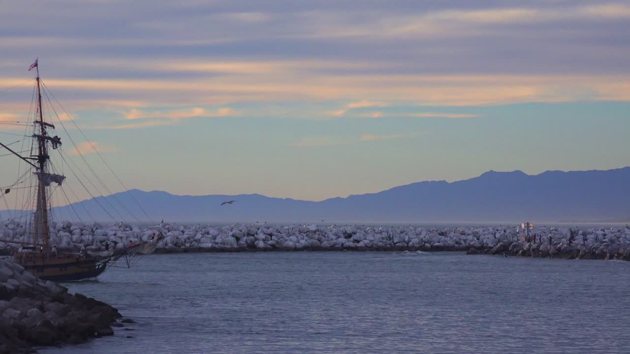 키가 큰 클리퍼 배는 삭구에 선원들과 함께 일몰을 항해합니다 2