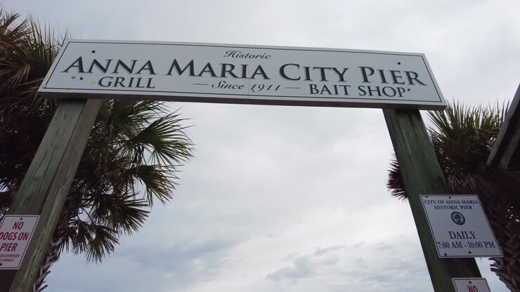 Passeggiata lungo il Molo della città di Anna Maria Island ad Anna Maria Island, Florida