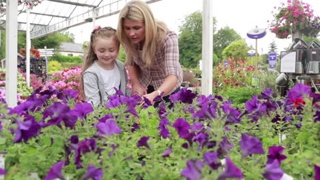 Mutter-Und-Kind-Stehen-Im-Gartencenter