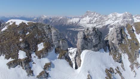 elevándose sobre la cima de la montaña