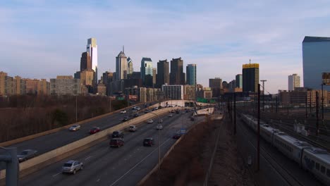 Verkehr-Auf-Einer-Autobahn-Führt-In-Der-Abenddämmerung-Nach-Philadelphia-Pa