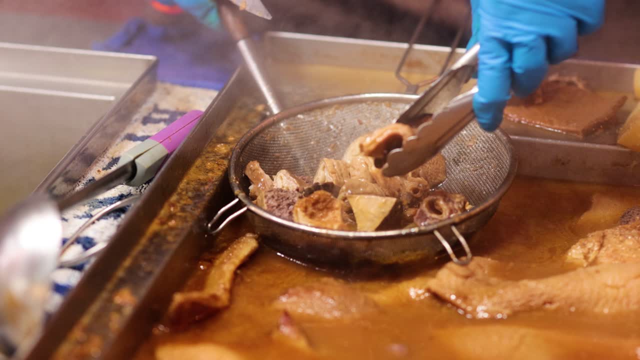 preparación de un plato tradicional de despojos hervidos en hong kong