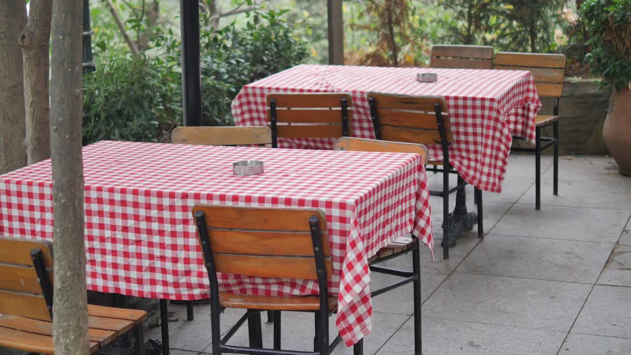 mesas y sillas vacías en un patio de un restaurante