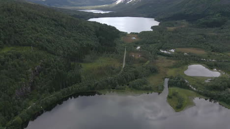 Luftaufnahme-Eines-Tals-Und-Von-Seen-Im-Norden-Norwegens