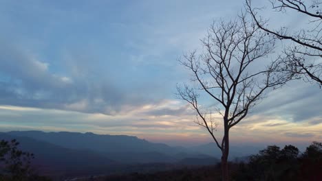 Crepúsculo-Sobre-El-Hermoso-Paisaje-De-Tailandia---Amplio