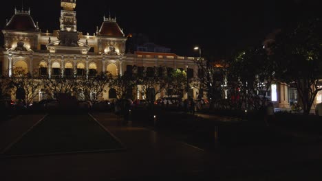 Vista-Panorámica-Del-Ayuntamiento-Iluminado-De-Ho-Chi-Minh-Por-La-Noche