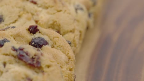 dolly disparó una pila de una deliciosa receta sabrosa galletas de manzana caseras aisladas en una mesa de madera