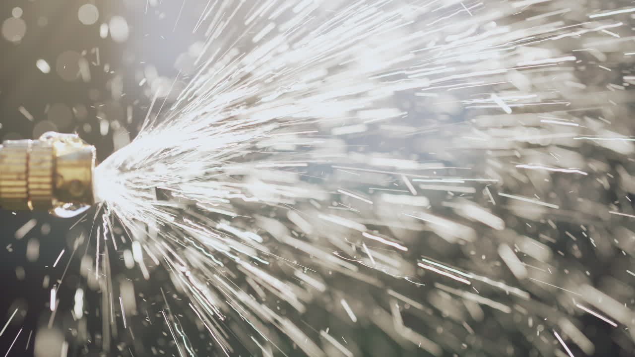 el rociador de plantas rocía agua, la boquilla se cierra