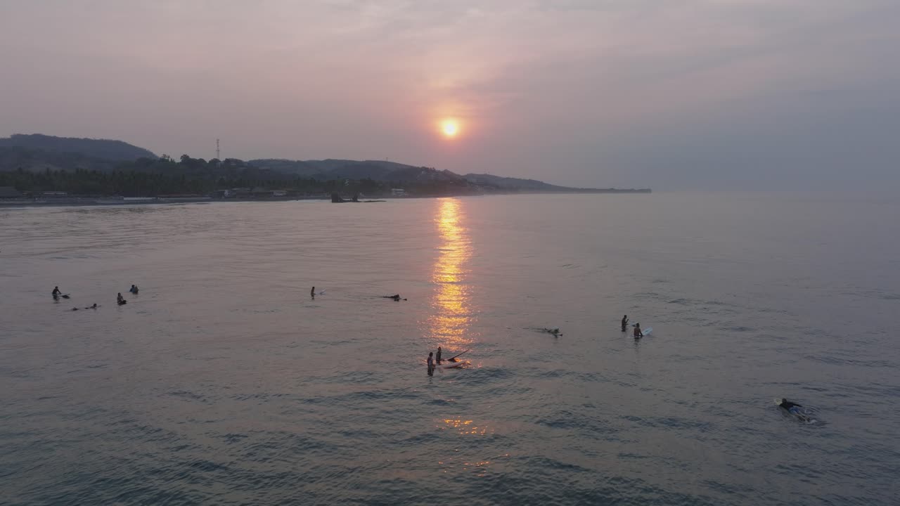 해가 뜨는 엘  ⁇ 코 엘 살바도르 의 라 보카나 서퍼 들 의 공중 드론 사진