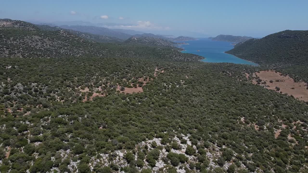 las típicas montañas costeras mediterráneas que se extienden con arbustos verdes hasta el impresionante mar azul
