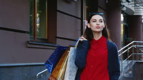 Stylische-Frauenmodel-Looks-Gehen-Mit-Einkaufstüten-Durch-Die-Stadt