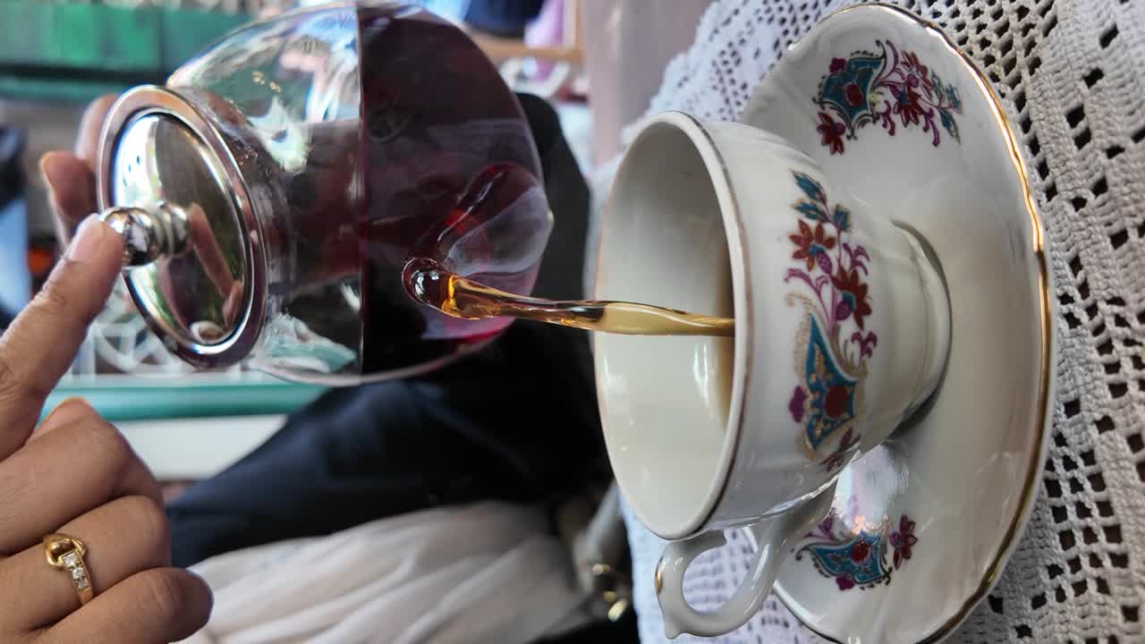 컵에 차를 부는 것