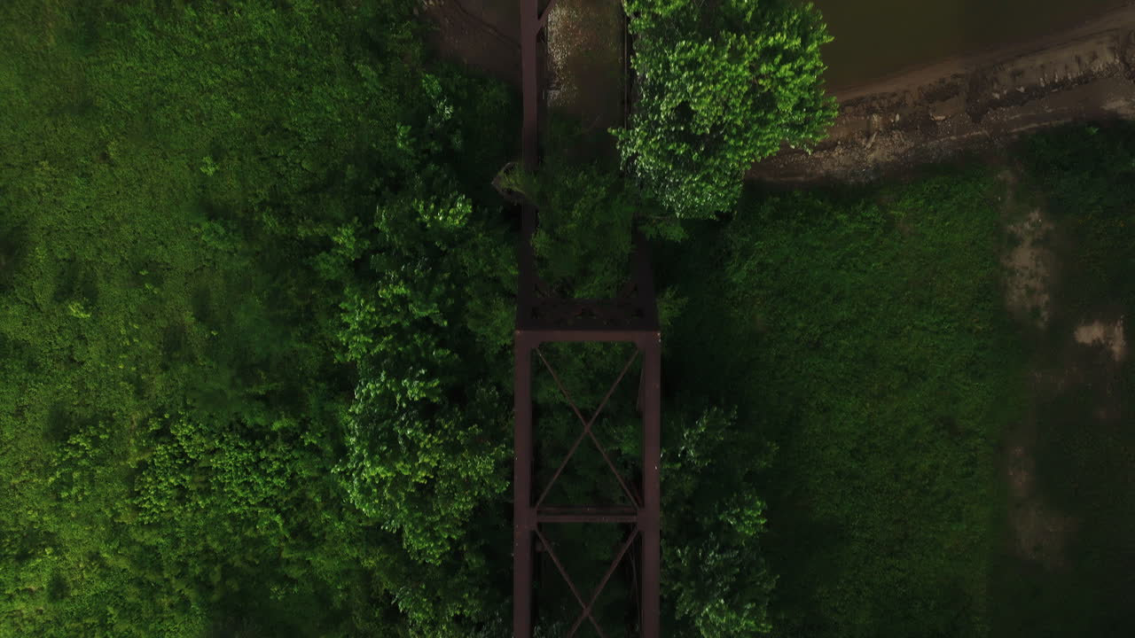 viejo puente ferroviario cerca de twin city riverfront park en arizona, ee.uu. - de arriba hacia abajo