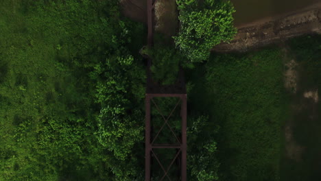 Old-Railway-Bridge-Near-Twin-City-Riverfront-Park-In-AR,-USA---aerial-top-down