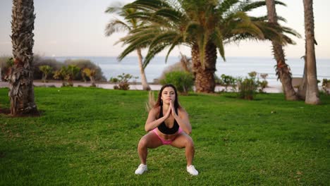 Mujer-Hace-Ejercicio-Deportivo-En-El-Parque-Tropical