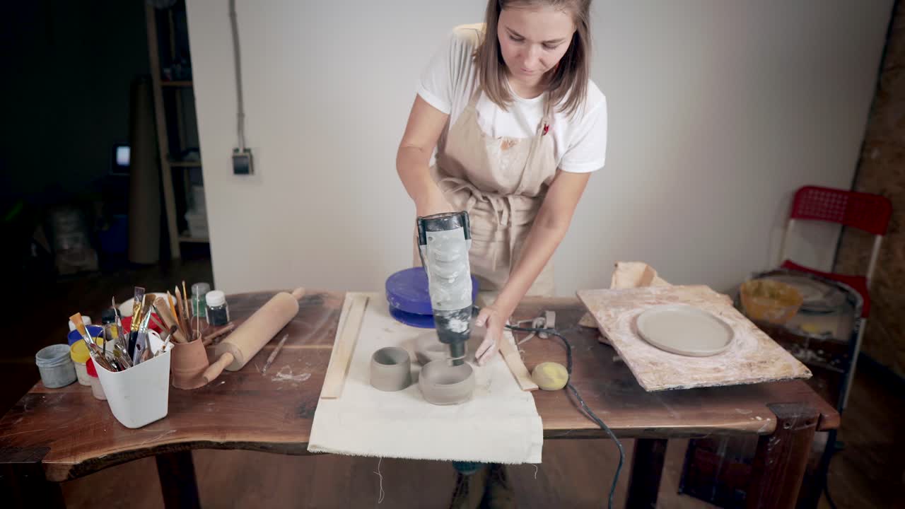 mujer creando cerámica en su estudio de arte
