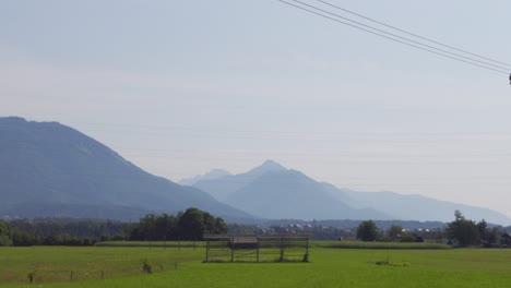 Eine-Offene-Weite-Wiese-Mit-Einer-Dramatischen-Alpinen-Bergkulisse