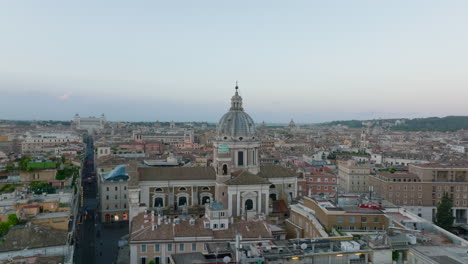 Filmmaterial-Der-Basilika-San-Carlo-Al-Corso-Zurückziehen.-Aufschlussreiche-Gebäude-Und-Touristische-Sehenswürdigkeiten-Im-Stadtzentrum-In-Der-Dämmerung.-Rom,-Italien