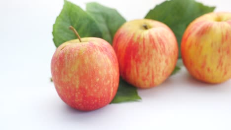 manzanas frescas con hojas