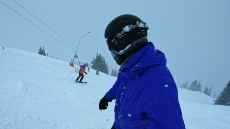 雪板運動員在暴風雨中滑下來