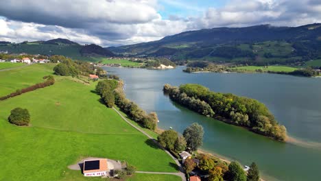 Drohnenflug-über-Den-Bezaubernden-Greyerzersee-In-Der-Schweiz