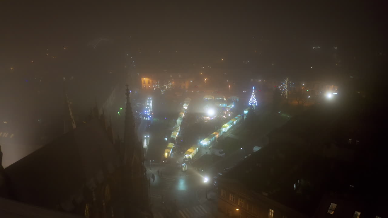 vista de drones de puestos de navidad y carrusel en la plaza podgorski con st