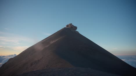 la mañana del volcán de fuego erupciona con una impresionante luz de la hora dorada, las nubes de ceniza llenan el cielo
