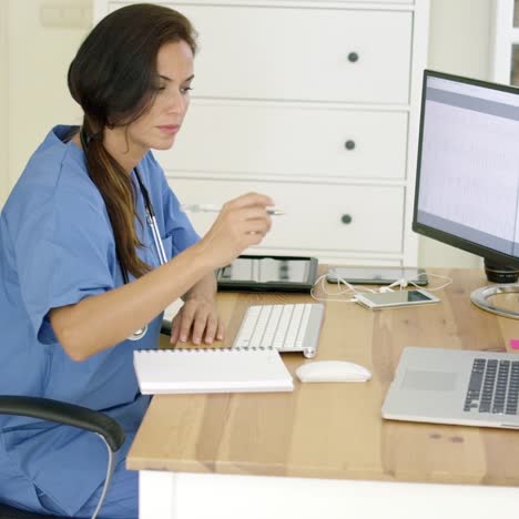 doctora trabajando en su escritorio en la oficina