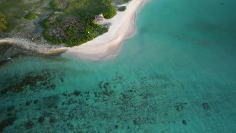 Isla-Noronky-Im-Los-Roques-Archipel-In-Der-Abenddämmerung,-Türkisfarbenes-Wasser-Plätschert-Sanft-An-Weiße-Sandstrände,-Ruhige-Tropische-Szene,-Luftaufnahme