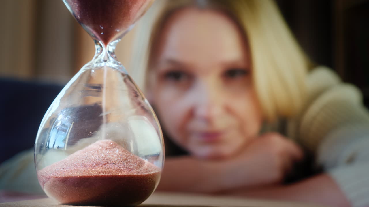 портрет женщины с песочными часами в руках 1