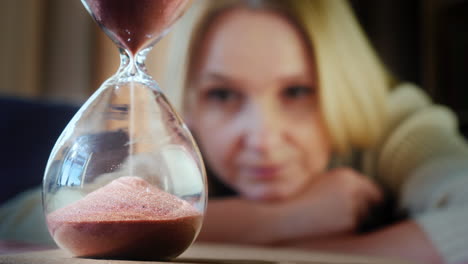 retrato de una mujer con un reloj de arena en sus manos 1