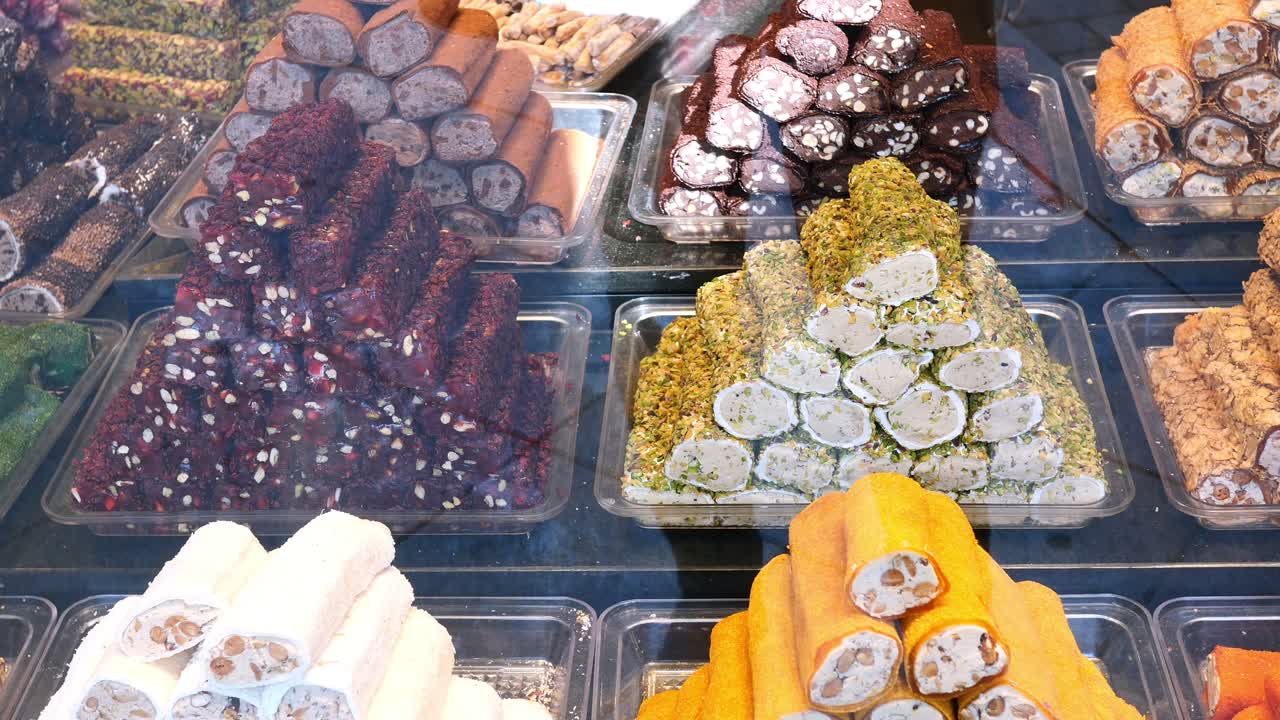 delicias turcas y dulces en un escaparate