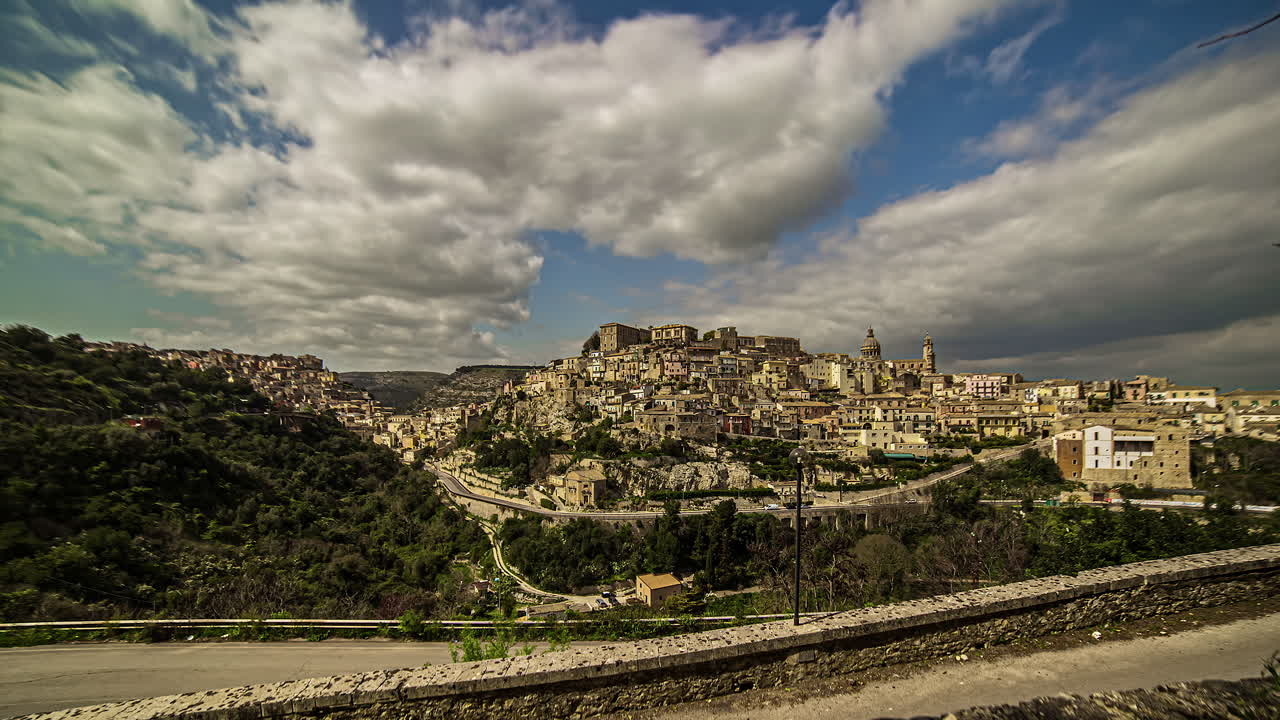 vista de ragusa, ciudad siciliana, italia con movimiento de nubes blancas en timelapse en un día nublado