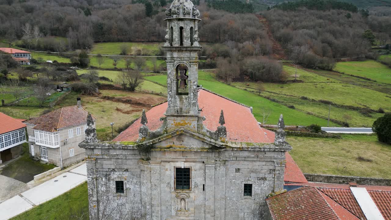 drone empujado a la campanaria de musgo de la iglesia del monasterio de santa maría de xunqueira con pájaros