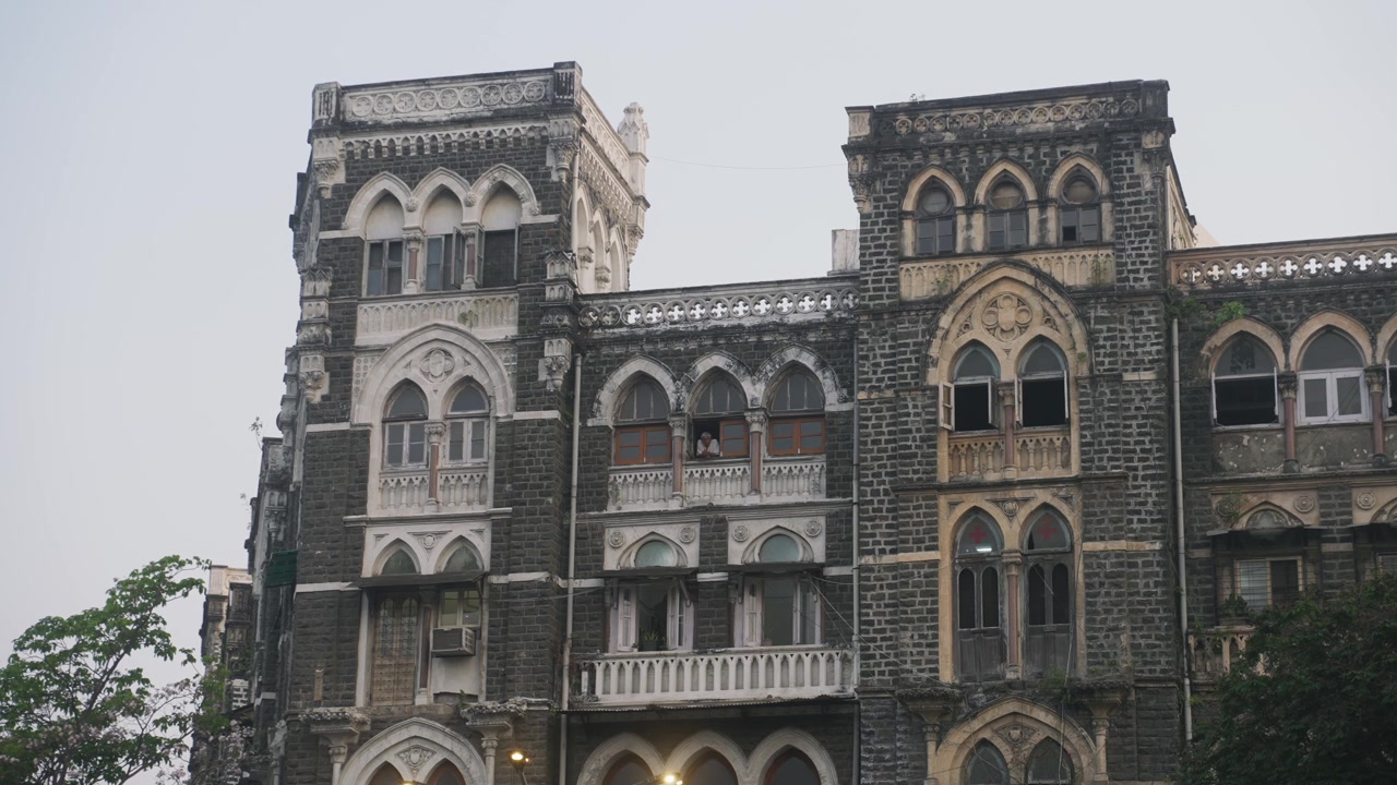 Stazione ferroviaria di Churchgate a Mumbai Sud, Maharashtra, India. Inquadratura dal basso.