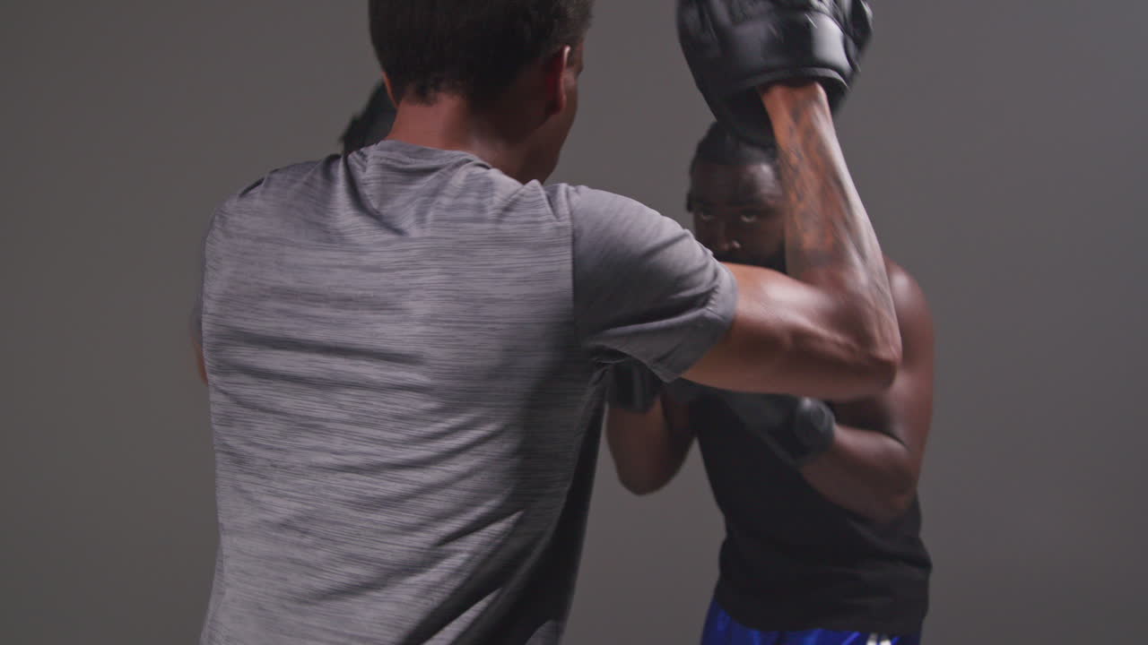 체육관 에서 권투 하는 두 사람